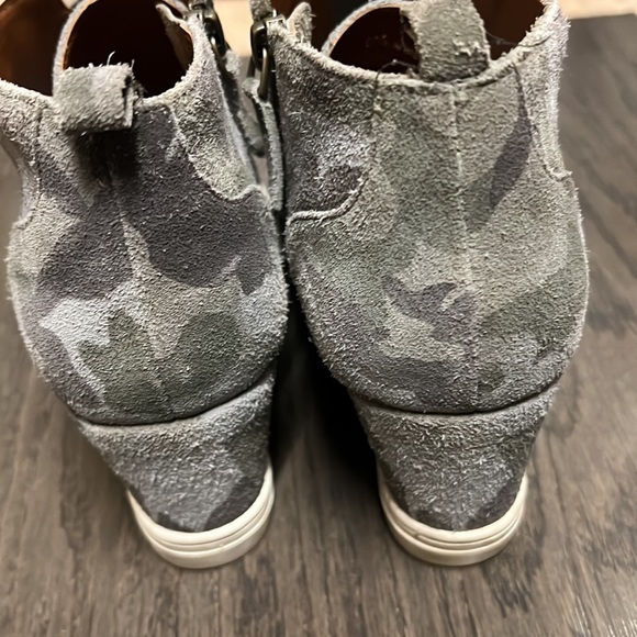 Linea Paolo Felicia suede gray camo Hidden wedge bootie sneaker size 9 - Picture 4 of 4